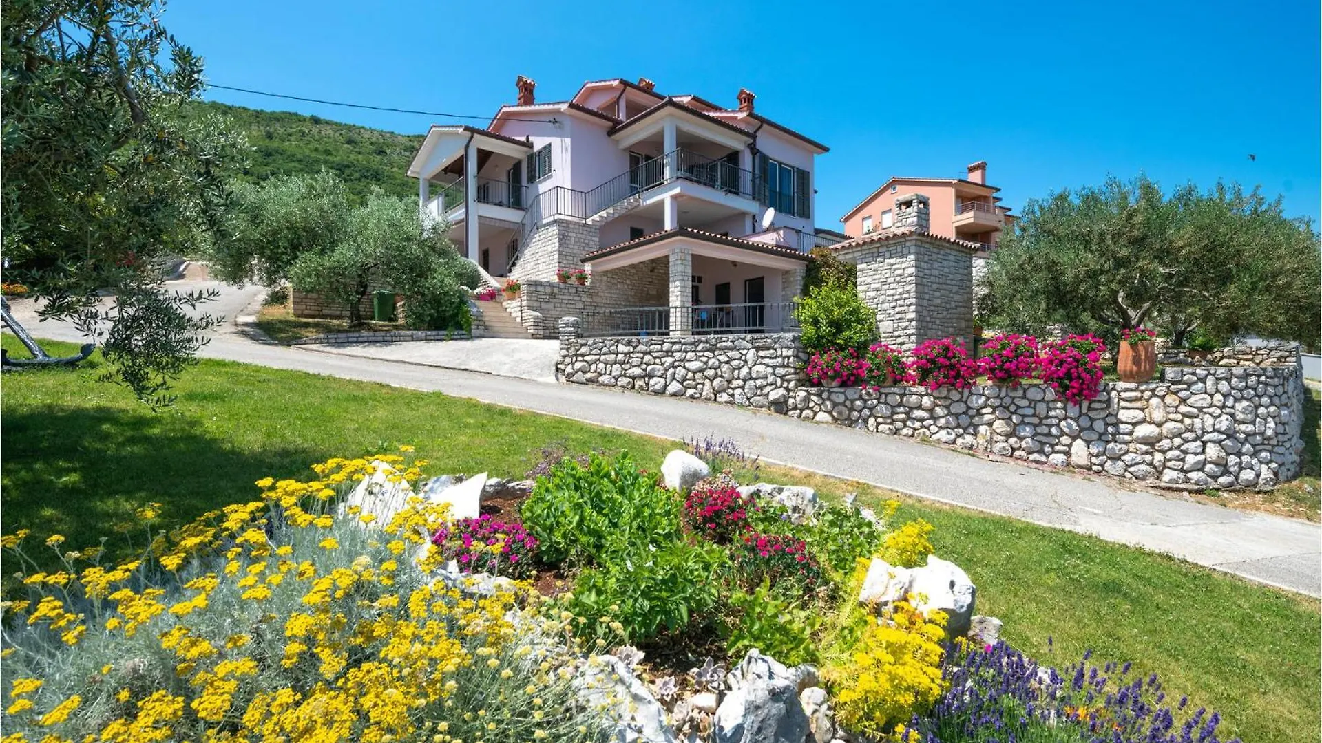 Amazing Apartment In Ravni With House Sea View